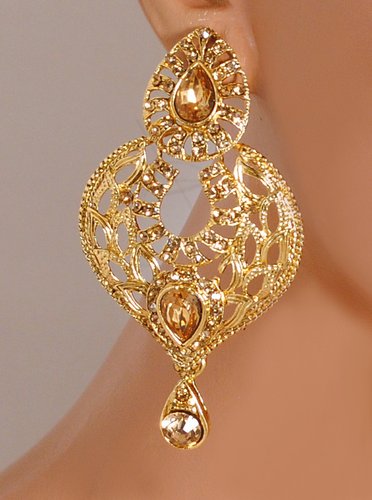 Goldpolish white earring with tikka-1230