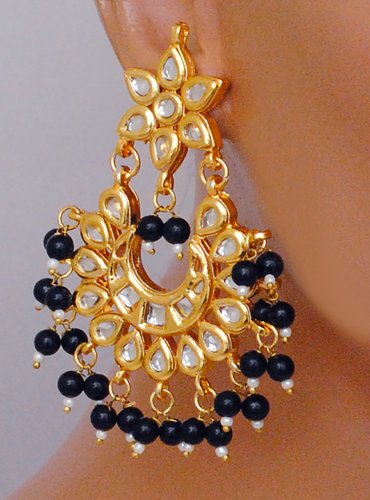 Goldpolish black and white kundan earring with tikka-1215