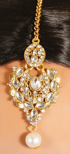 Goldpolish white earring with tikka -1224
