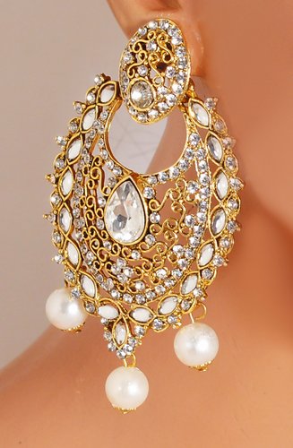 Goldpolish white earring with tikka -1224