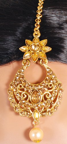 Goldpolish white earring with tikka-1226