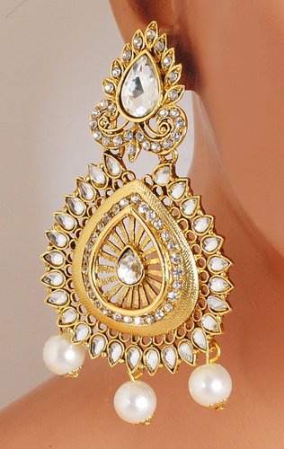 Goldpolish white earring with tikka-1228
