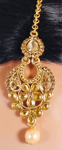 Goldpolish white earring with tikka-1229